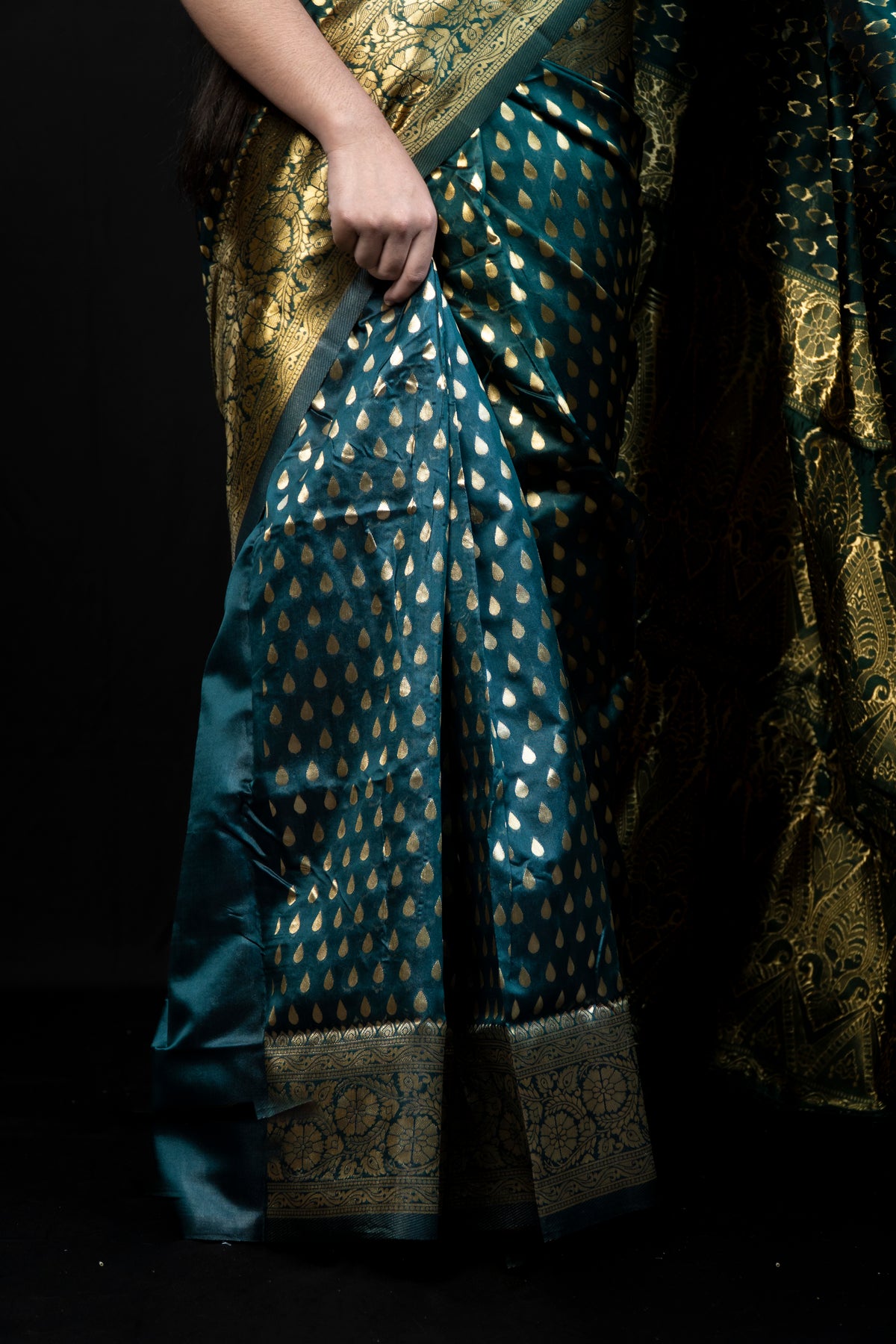 Woven Silk Saree with Elegant Zari Work and Blouse