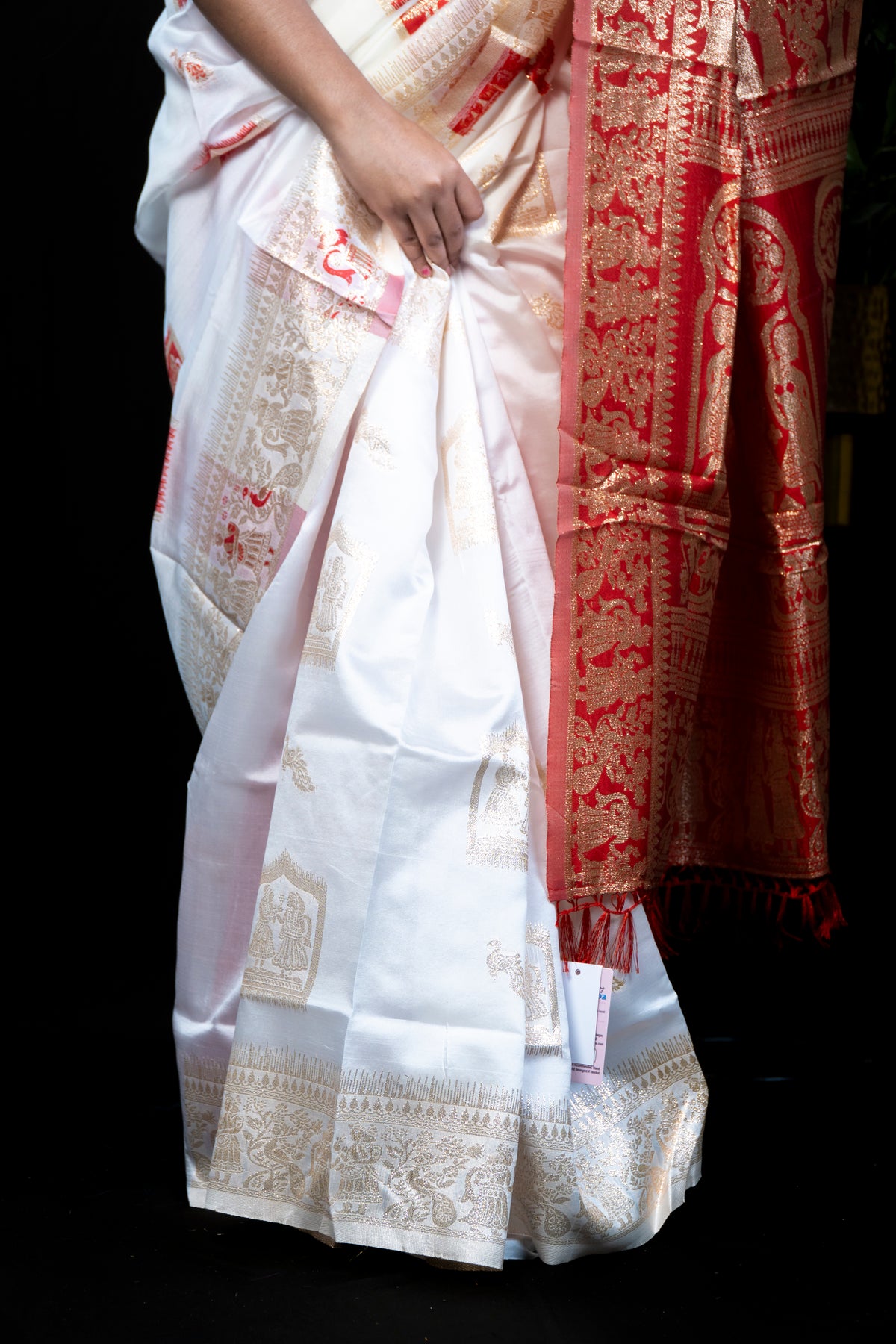 White & Red Raja Rani baluchuri Silk Saree with Blouse Piece