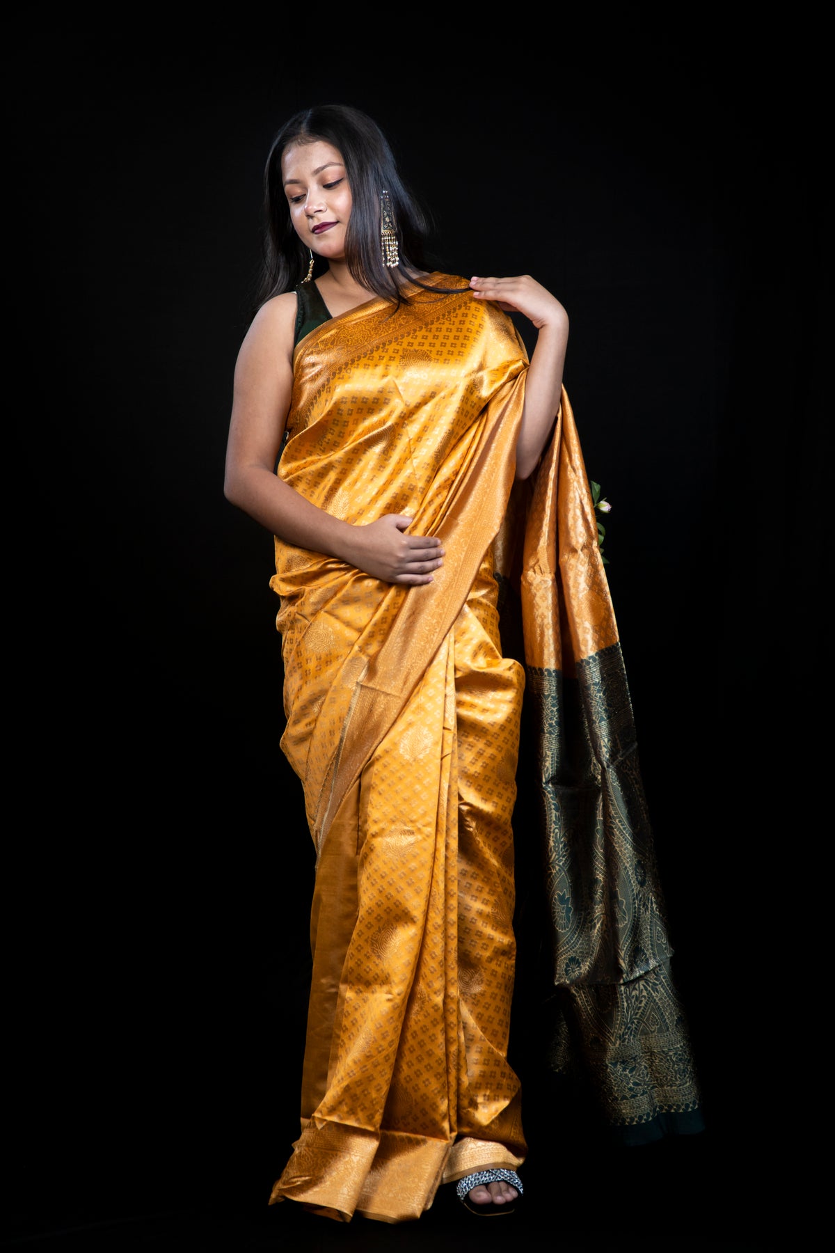 Soft Silk Saree with Golden weaving flower Booti & Contrast Border