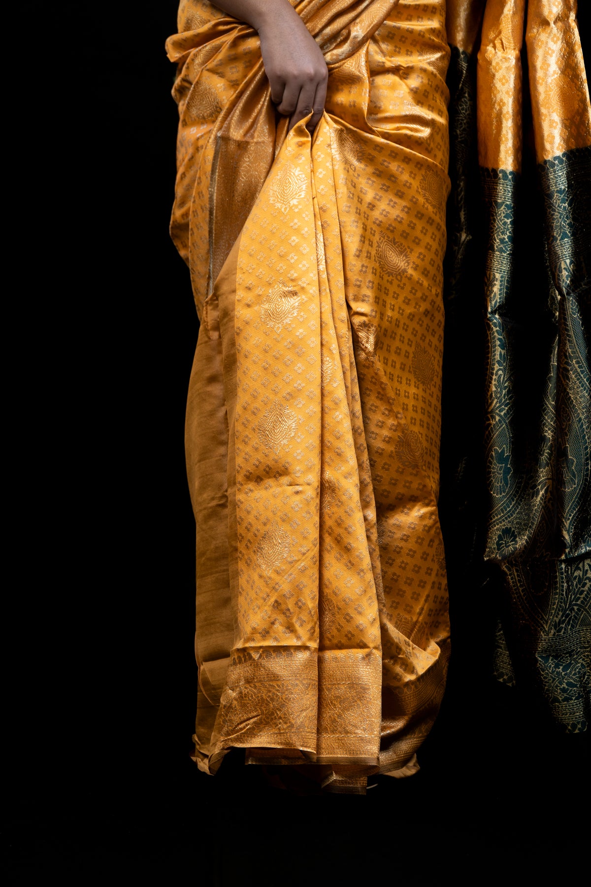 Soft Silk Saree with Golden weaving flower Booti & Contrast Border