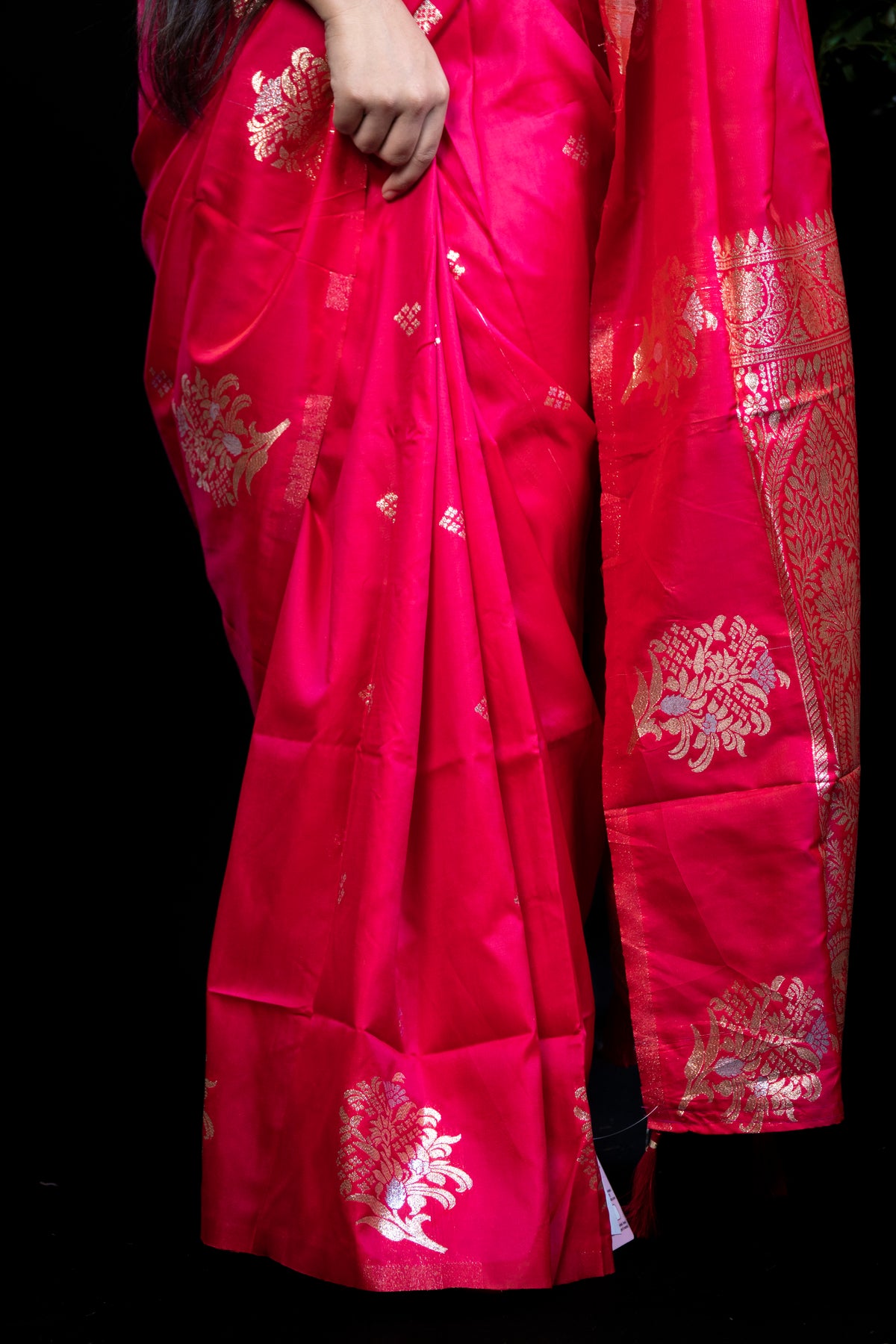 Awesome Soft Silk Saree with Gold Zari Floral Booti & Heavy Temple Border