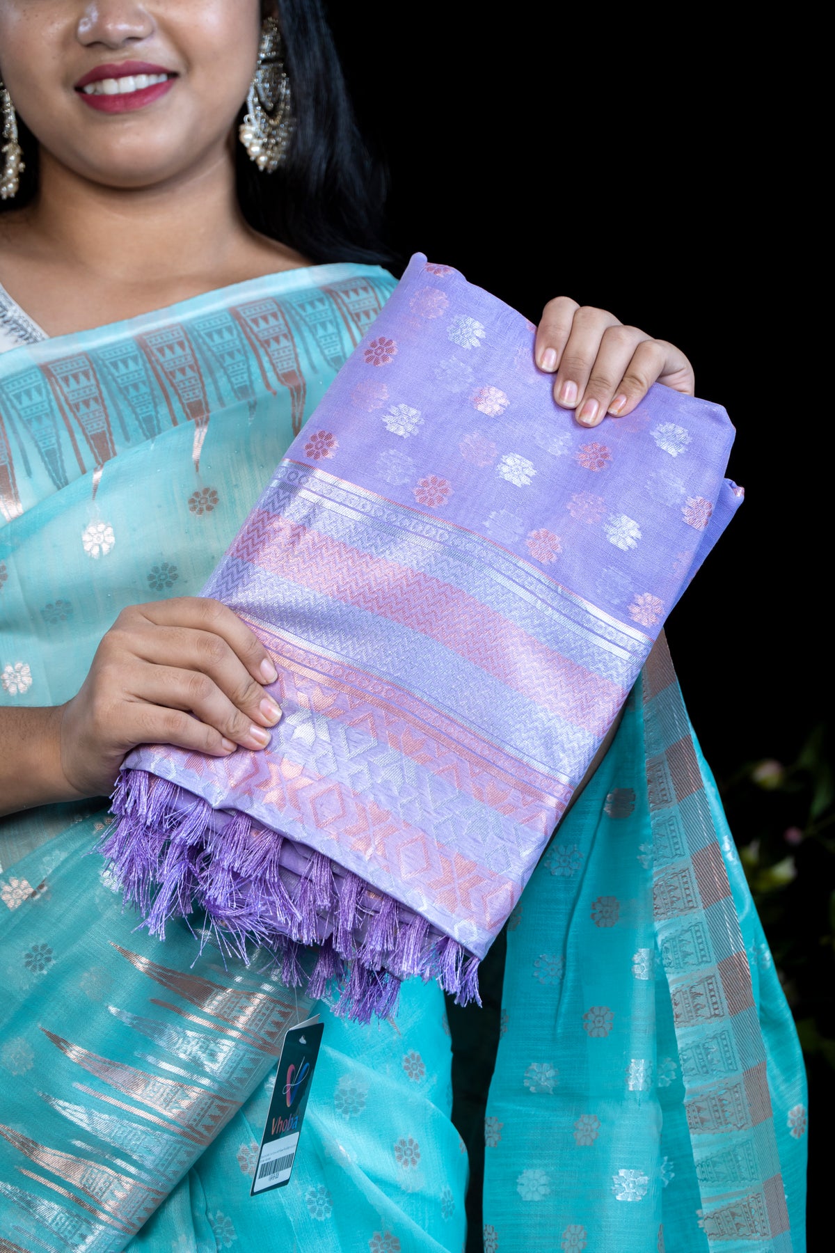 Beautiful silk Linen Saree with Woven Floral Butta & Contrast Border