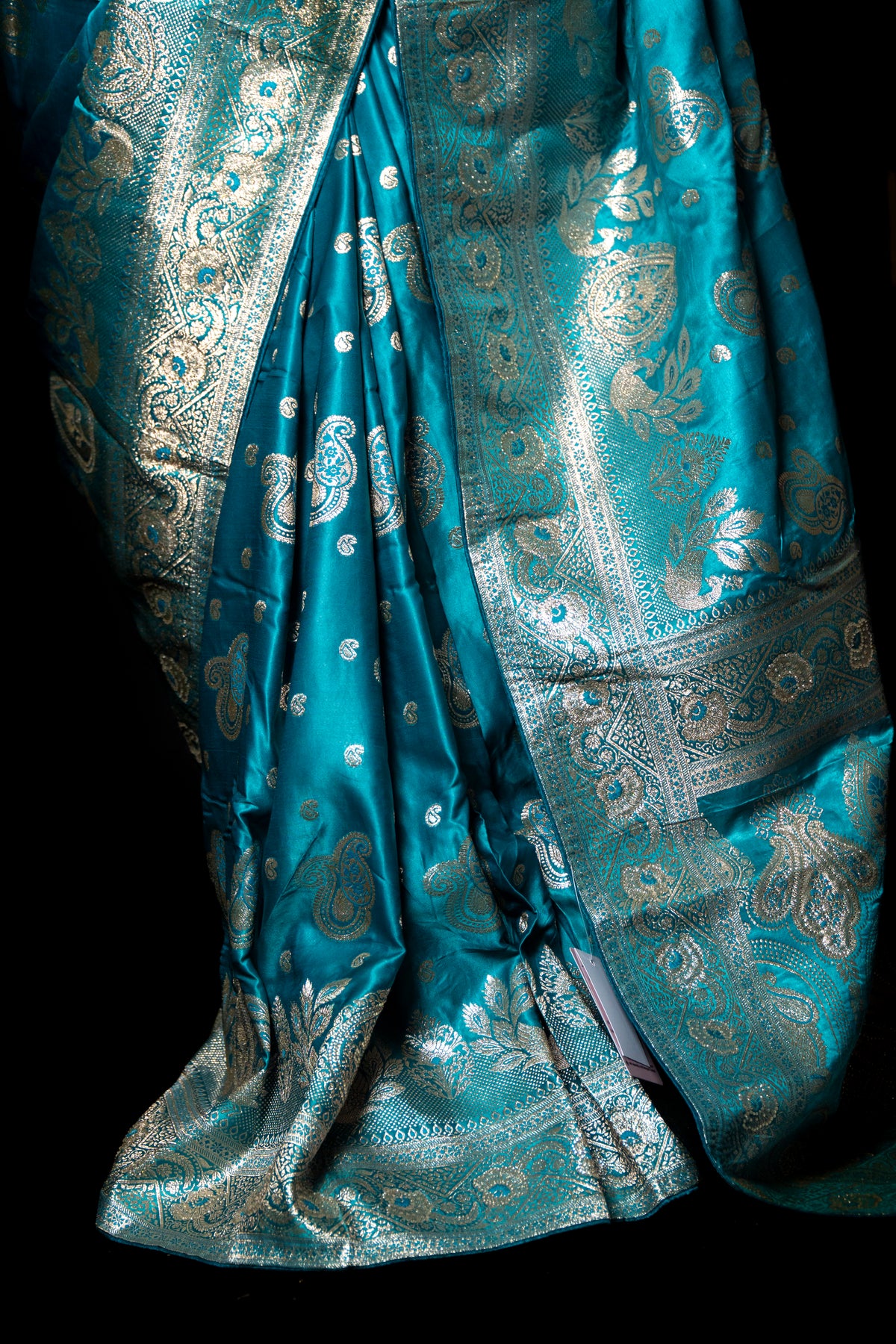 Banarasi Silk Saree with Scattered Booti & Paisley Pallu