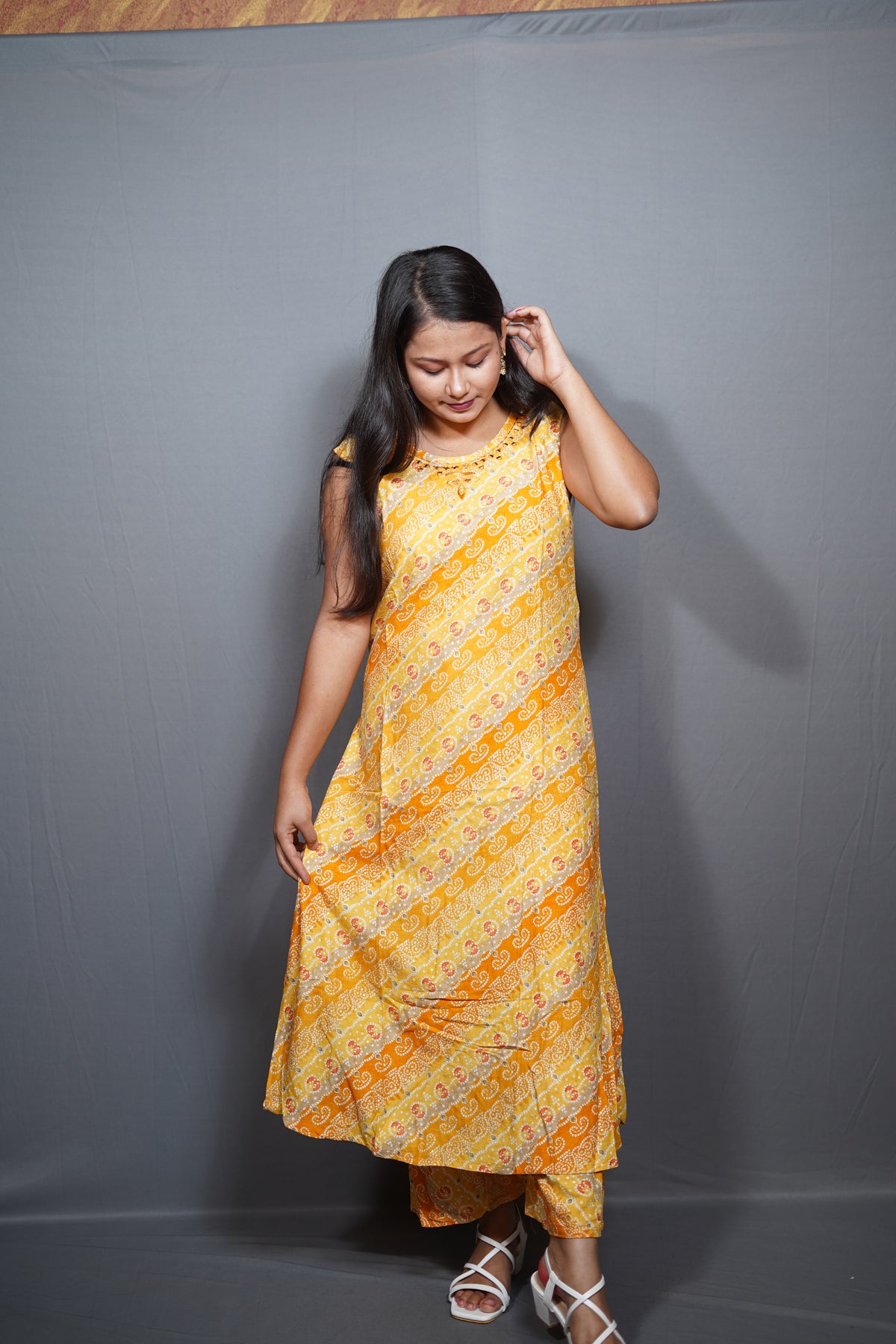 Bandhani Print Sleeveless Kurta Palazzo Set with Mirror Neckline