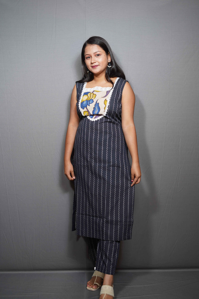 Woven Cotton Sleeveless Kurta Set with Kalamkari-Print Yoke & Lace Trim