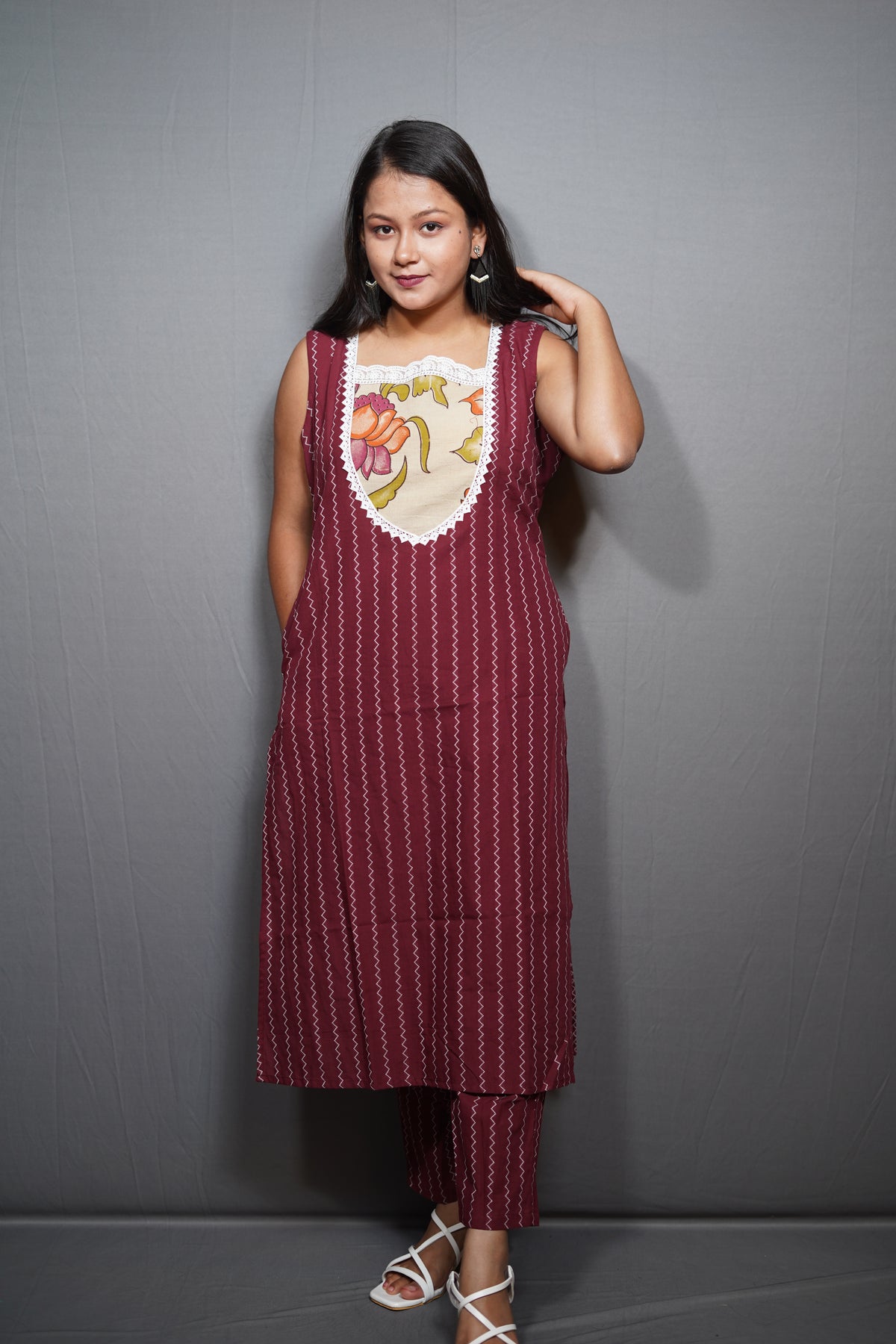 Woven Cotton Sleeveless Kurta Set with Kalamkari-Print Yoke & Lace Trim