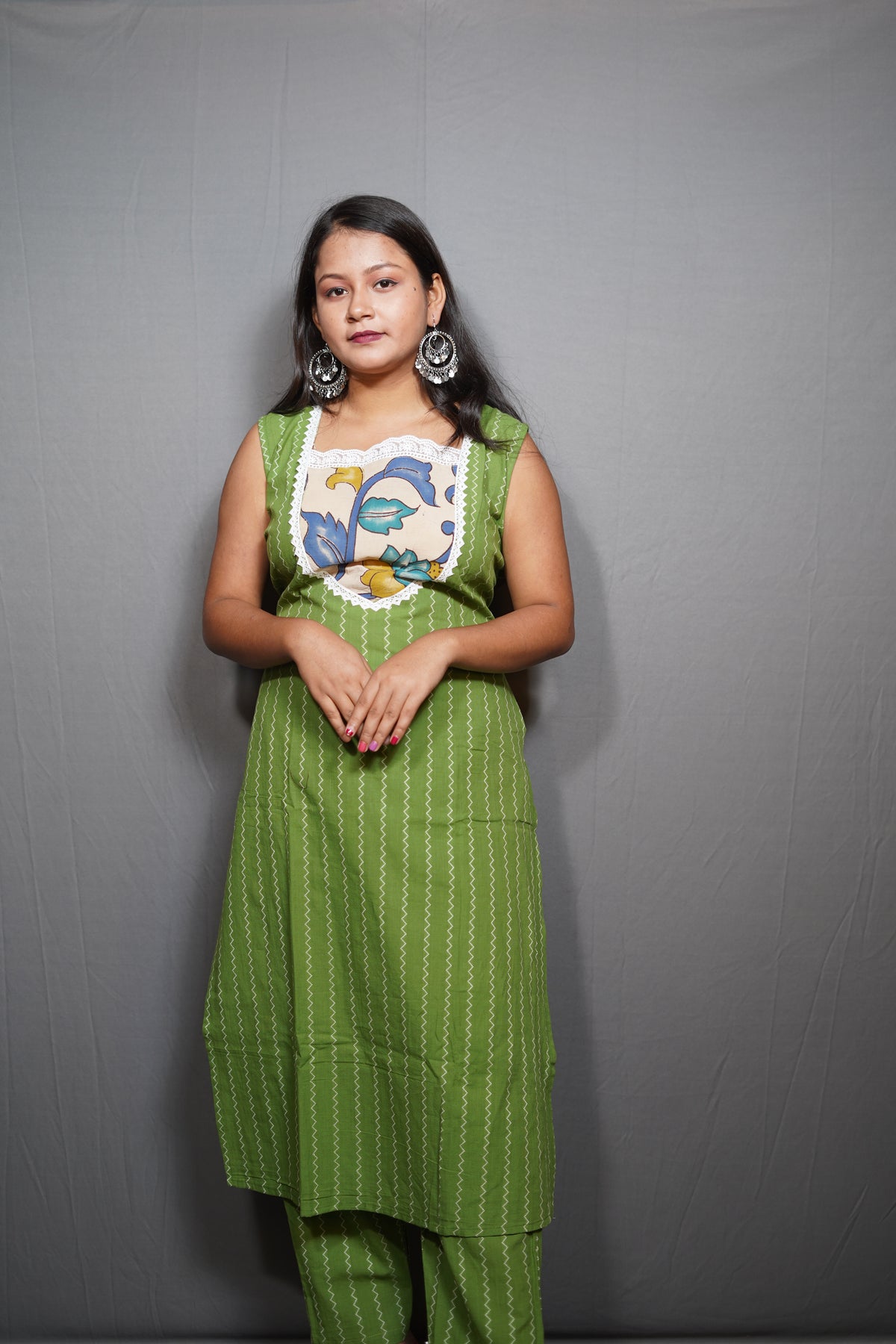 Woven Cotton Sleeveless Kurta Set with Kalamkari-Print Yoke & Lace Trim