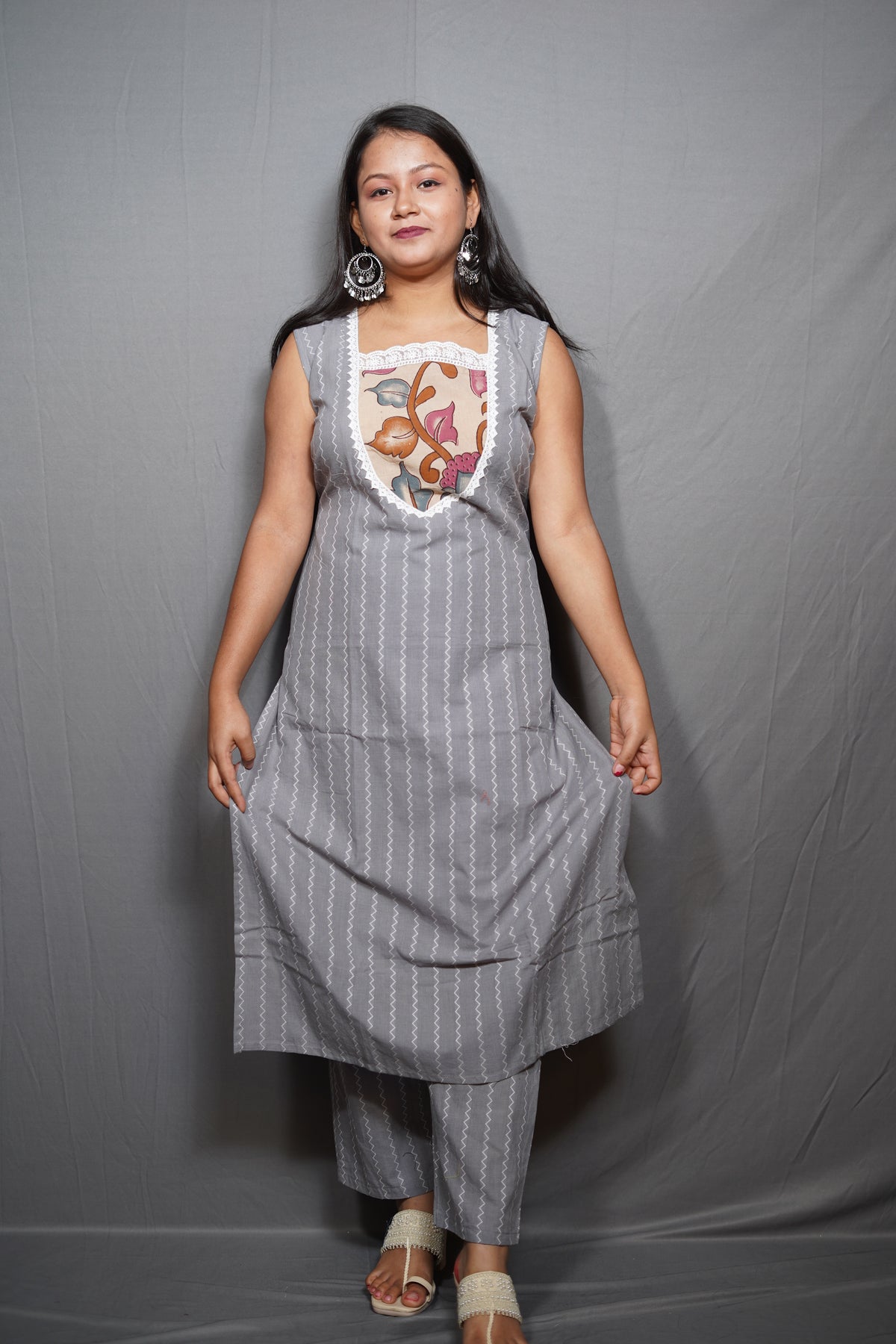 Woven Cotton Sleeveless Kurta Set with Kalamkari-Print Yoke & Lace Trim